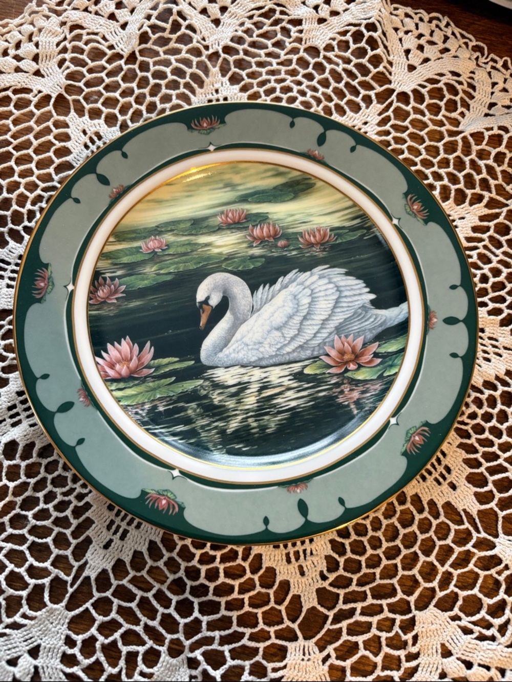 Decorative Swan Waterlily Collector Plate in Green and White